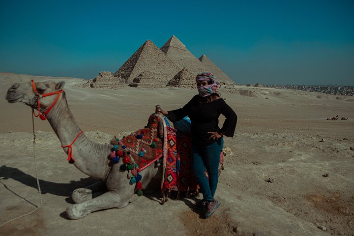 Layover Tour To Giza Pyramids & old Egyptian Museum & Khan