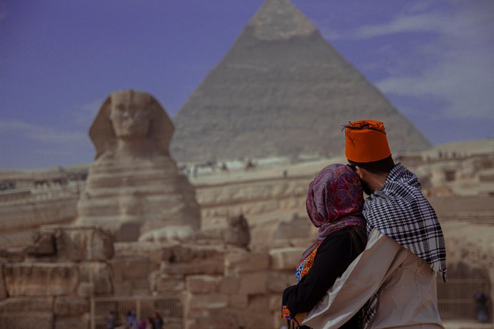 Layover Tour To Giza Pyramids & old Egyptian Museum & Khan