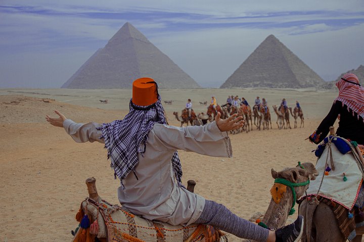 Layover Tour To Giza Pyramids & old Egyptian Museum & Khan