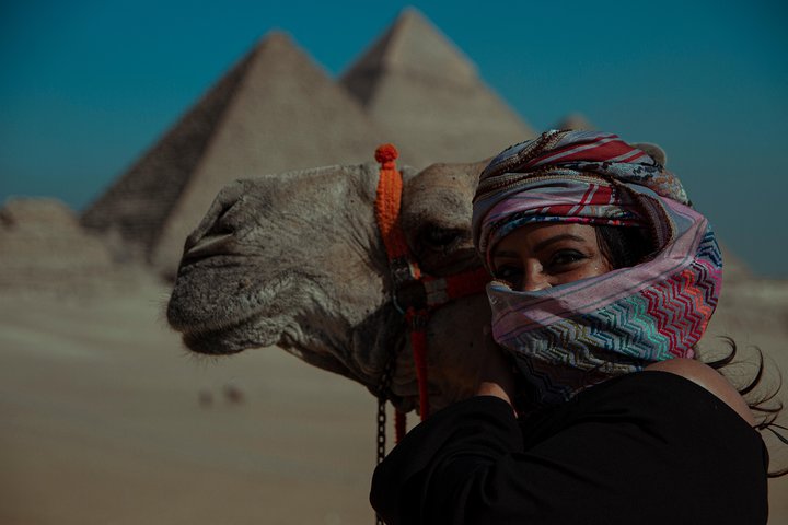 Layover Tour To Giza Pyramids & old Egyptian Museum & Khan