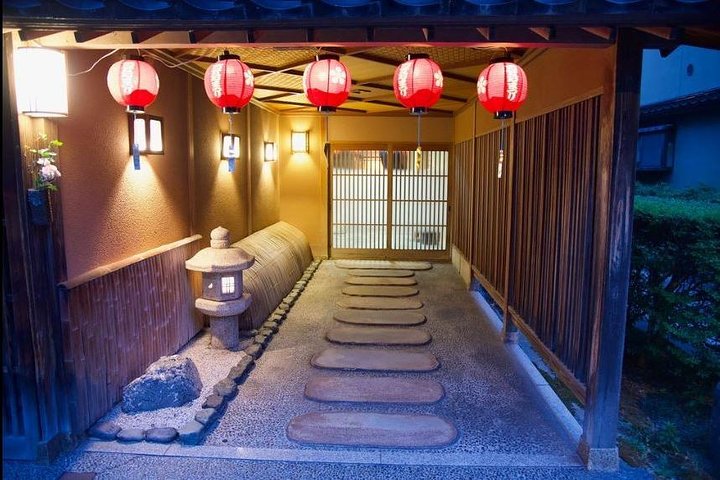 Kanazawa Night Tour with Local Meal and Drinks