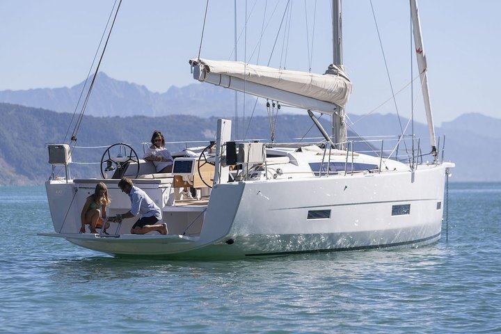 Mallorca Midday or Sunset Sailing with Light Snacks and Open Bar