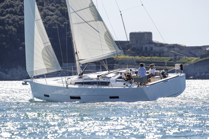 Mallorca Midday or Sunset Sailing with Light Snacks and Open Bar
