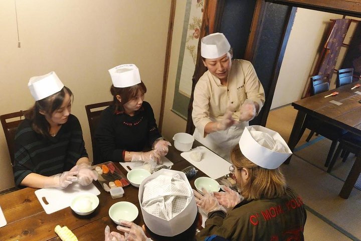 Taught by a professional! Making sushi with Hakodate's Fresh Fish