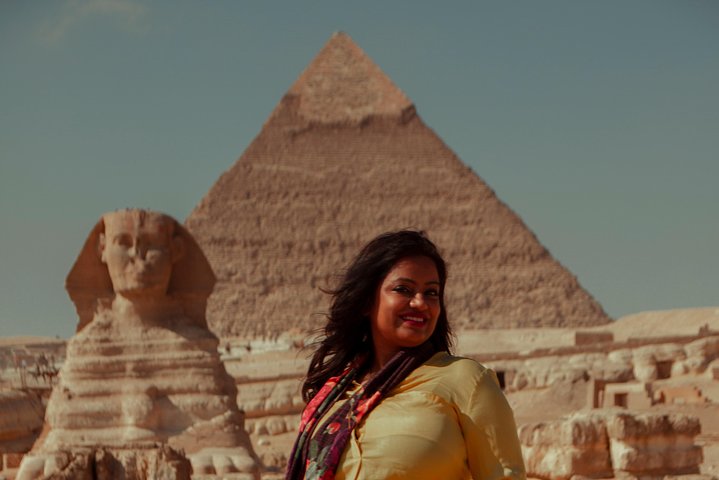 Layover Tour To Giza Pyramids & old Egyptian Museum & Khan