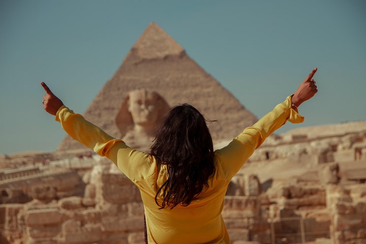 Layover Tour To Giza Pyramids & old Egyptian Museum & Khan