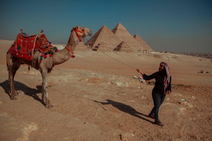 Layover Tour To Giza Pyramids & old Egyptian Museum & Khan