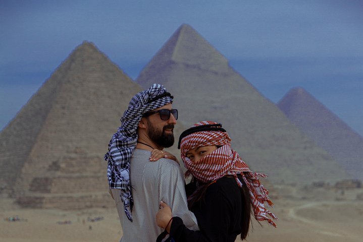 Layover Tour To Giza Pyramids & old Egyptian Museum & Khan