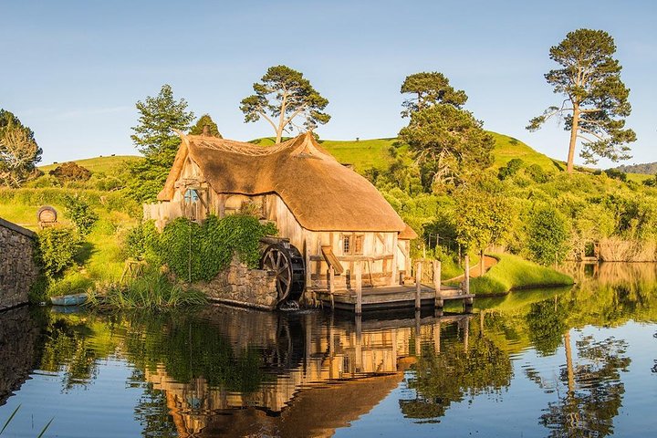 Hobbiton & Waitomo Glowworm Caves Tour with Lunch from Auckland