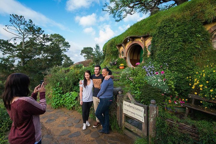 Hobbiton & Waitomo Glowworm Caves Tour with Lunch from Auckland
