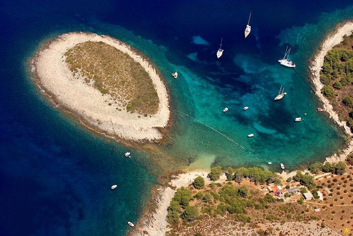 Exclusive Private Tour: Red Rocks & Pakleni Islands
