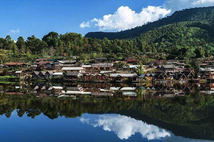 Mae Hong Son City & Temples Tour