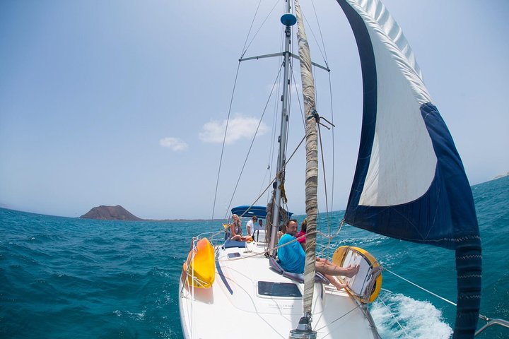 4h - Extended Private Sailing Tour around the Lobos Island
