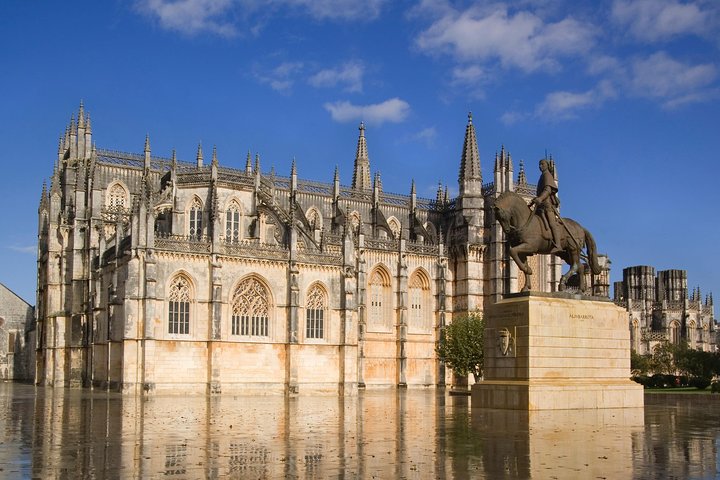 Fátima, Batalha and Nazaré Full Day Private Tour from the West