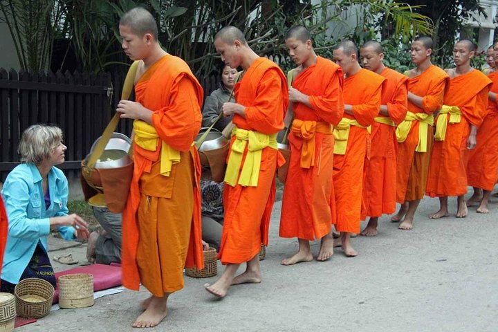 Monks Morning Almsgiving Tour – Traditional Food Offering