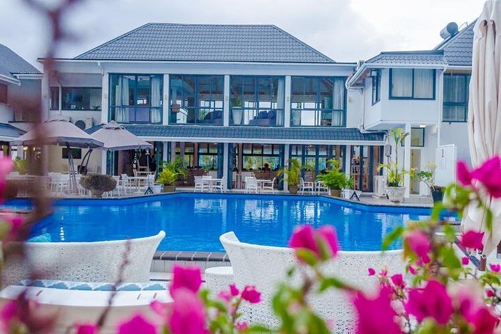 Seat in Coach Transfer from Rarotonga Hotel to Airport