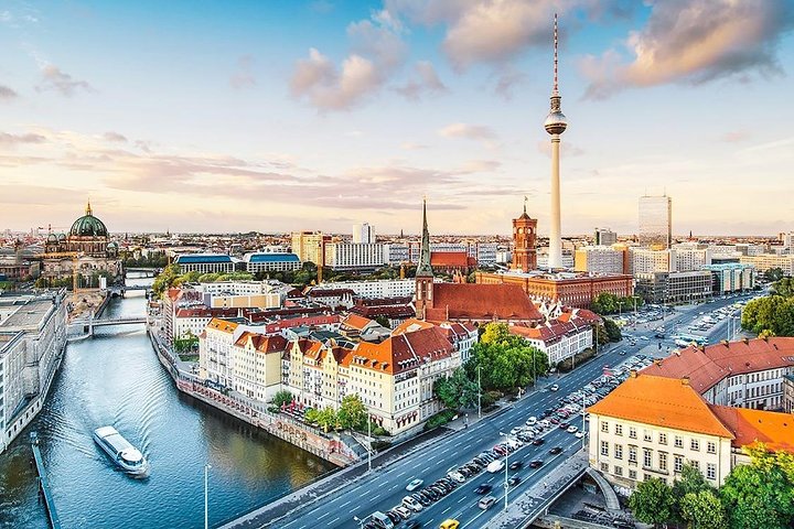 Arrival Transfer: Berlin Airport BER to Berlin in Business Car
