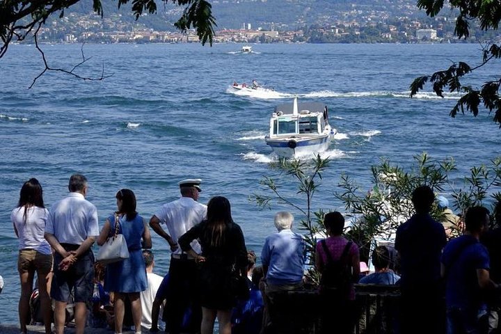 Stresa: 1-Day 3 Borromean Islands Hop-On Hop-Off Boat Tour