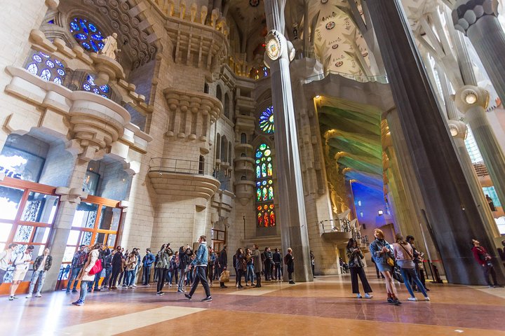 Sagrada Familia Guided Tour with Skip The Line Access