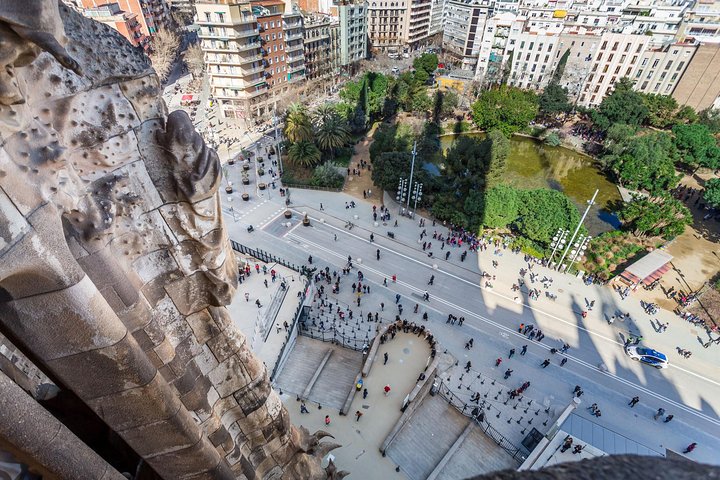 Sagrada Familia Guided Tour with Skip The Line Access