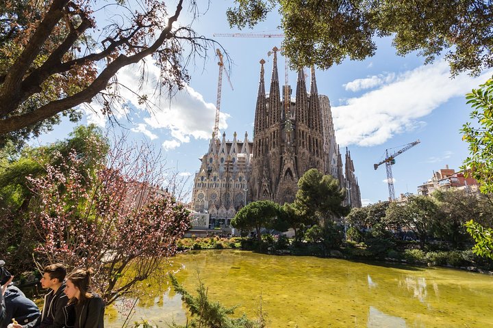 Sagrada Familia Guided Tour with Skip The Line Access