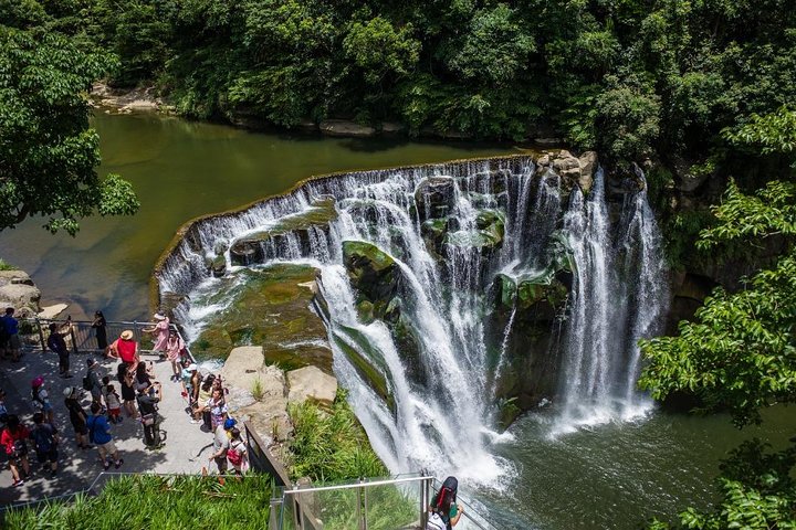 Half Day Private Tour to Jiufen, Shifen Waterfall & Pingxi Sky Lantern