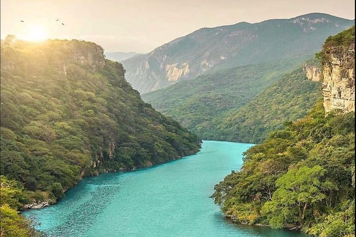Sumidero Canyon, Miradores del Cañón and Pueblo Chiapa de Corzo.