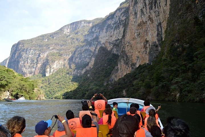 Sumidero Canyon, Miradores del Cañón and Pueblo Chiapa de Corzo.