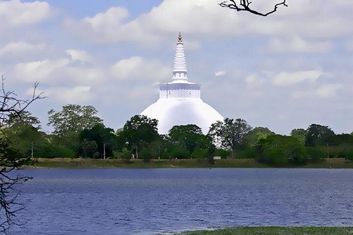 Anuradhapura: Tuk Tuk Tour at Ancient City with Audio Guide