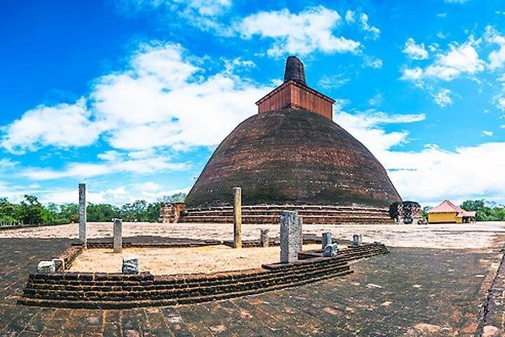 Anuradhapura: Tuk Tuk Tour at Ancient City with Audio Guide