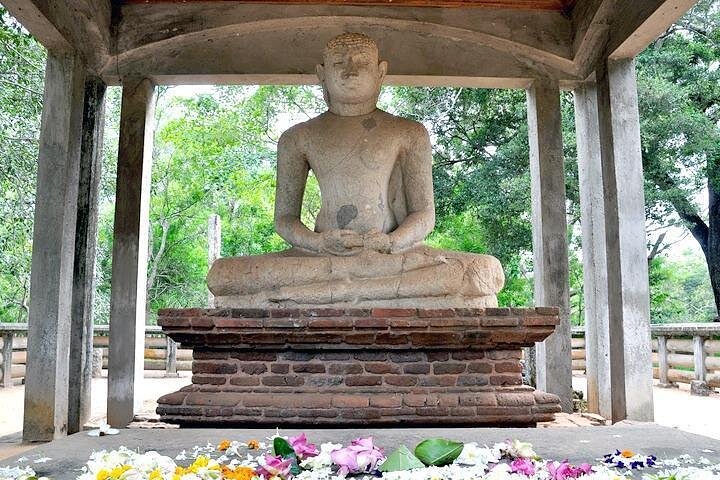 Anuradhapura: Tuk Tuk Tour at Ancient City with Audio Guide