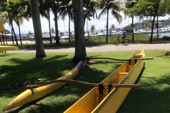 Hawaiian Canoe Tours on Islands, Secret Beaches and Unforgettable Landscapes