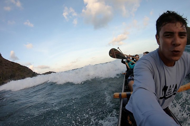Hawaiian Canoe Tours on Islands, Secret Beaches and Unforgettable Landscapes