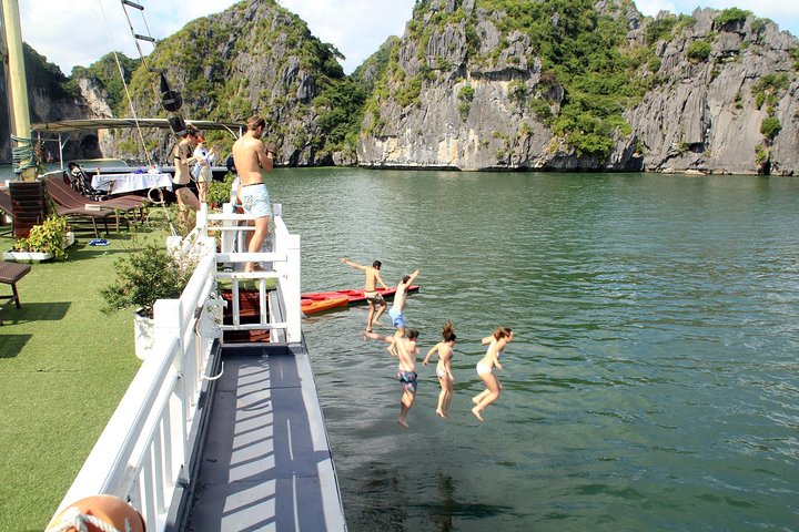 Lan Ha Bay Deluxe Cruise 2D/1N: Kayaking, Swimming at pristine places & meals