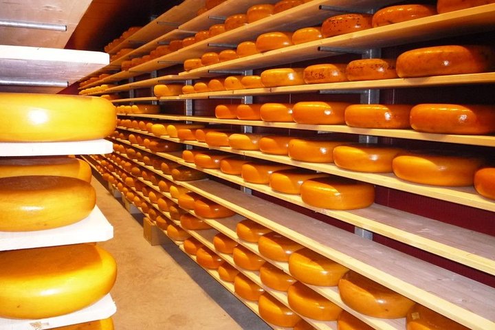 Private Zaanse Schans & Volendam Tour: Windmills, Cheese & Clogs