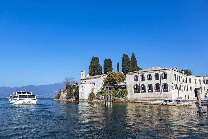 Castles boat tour with Bardolino wine tasting and nibbles