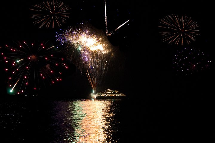 Ocean Vision: Show & Dance Night with buffet, open bar & transfer