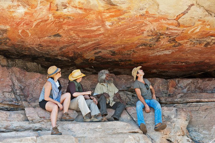Arnhem Land Yingana Injalak Hill Full Day Tour from Jabiru