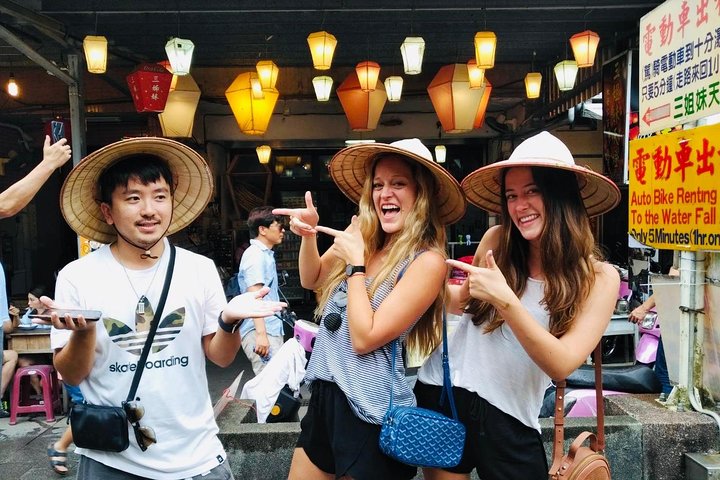 Private Tour to Jiufen, Yehliu Geopark, and Pingxi