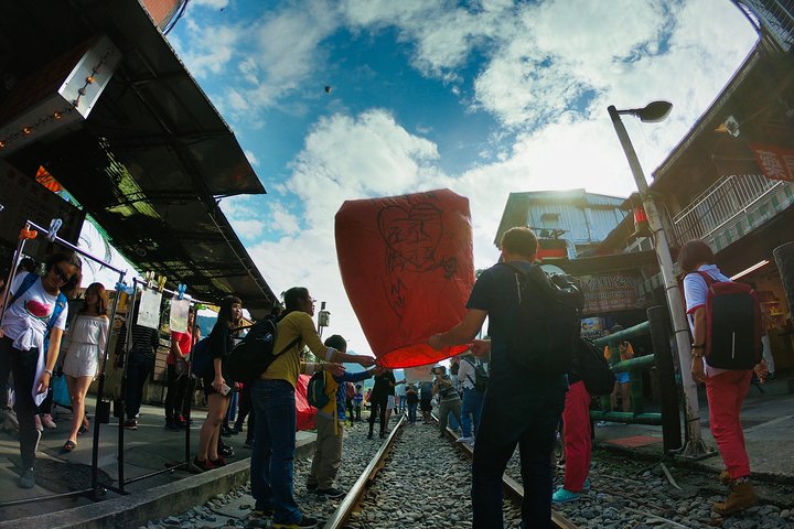 Private Tour to Jiufen, Yehliu Geopark, and Pingxi