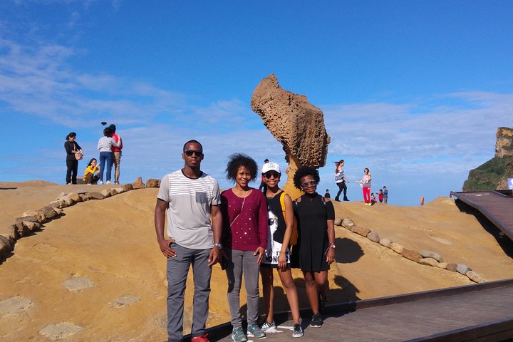 Private Tour to Jiufen, Yehliu Geopark, and Pingxi