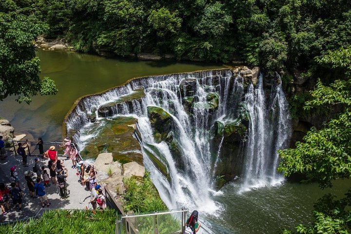 Private Tour to Jiufen, Yehliu Geopark, and Pingxi