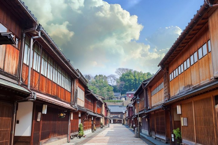 Kanazawa Private Tour with a Local – Highlights & Hidden Gems