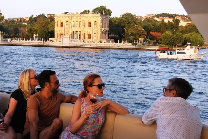 Istanbul Bosphorus Sunset Luxury Yacht Cruise with Snacks