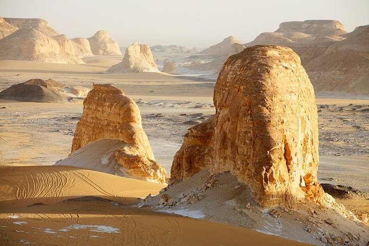 2-Day Bahariya Oasis White and Black Overnight Camping Jeep Tour