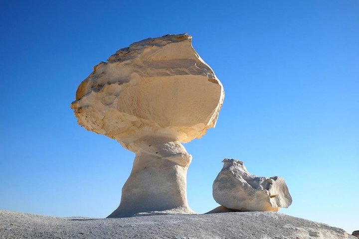 2-Day Bahariya Oasis White and Black Overnight Camping Jeep Tour