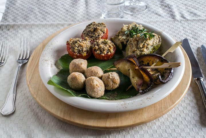 Lunch or dinner and cooking demo at a local's home in Pescara