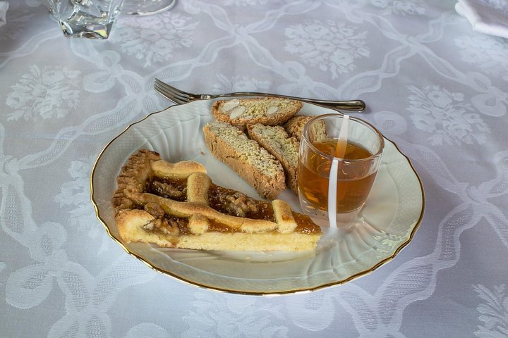 Lunch or dinner and cooking demo at a local home in Viareggio