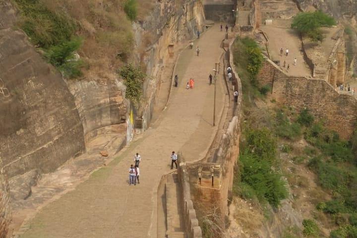 Gwalior tour with fort & beautiful palaces.