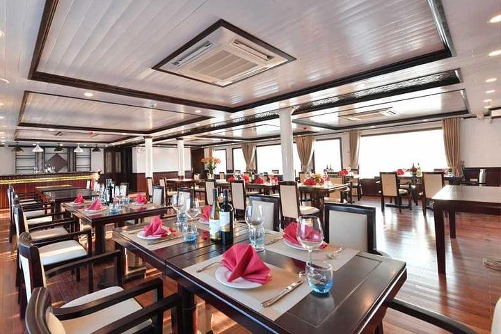 Sapphire Cruise Luxury Halong Bay Cruise Seaview Balcony Cabin